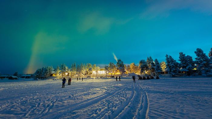 Finland Lapland Inari Wilderness Hotel gæster kigger på nordlys