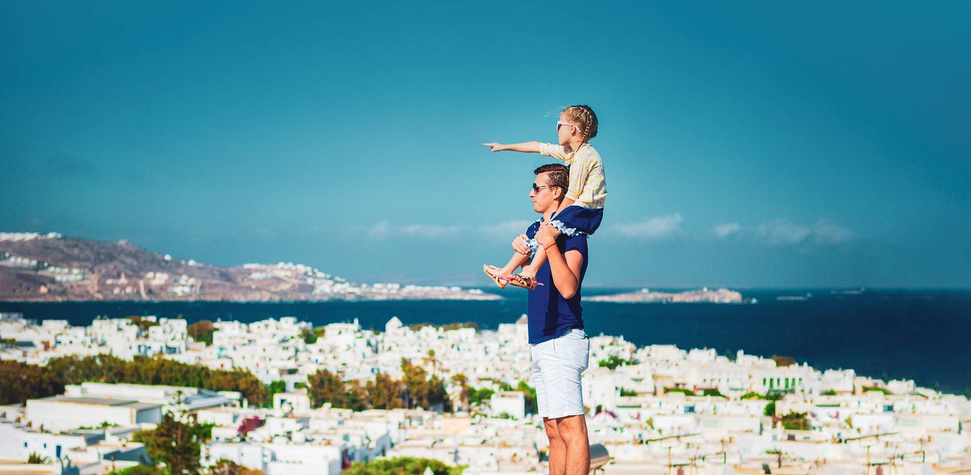 Grækenland Far og datter nyder udsigten over byen