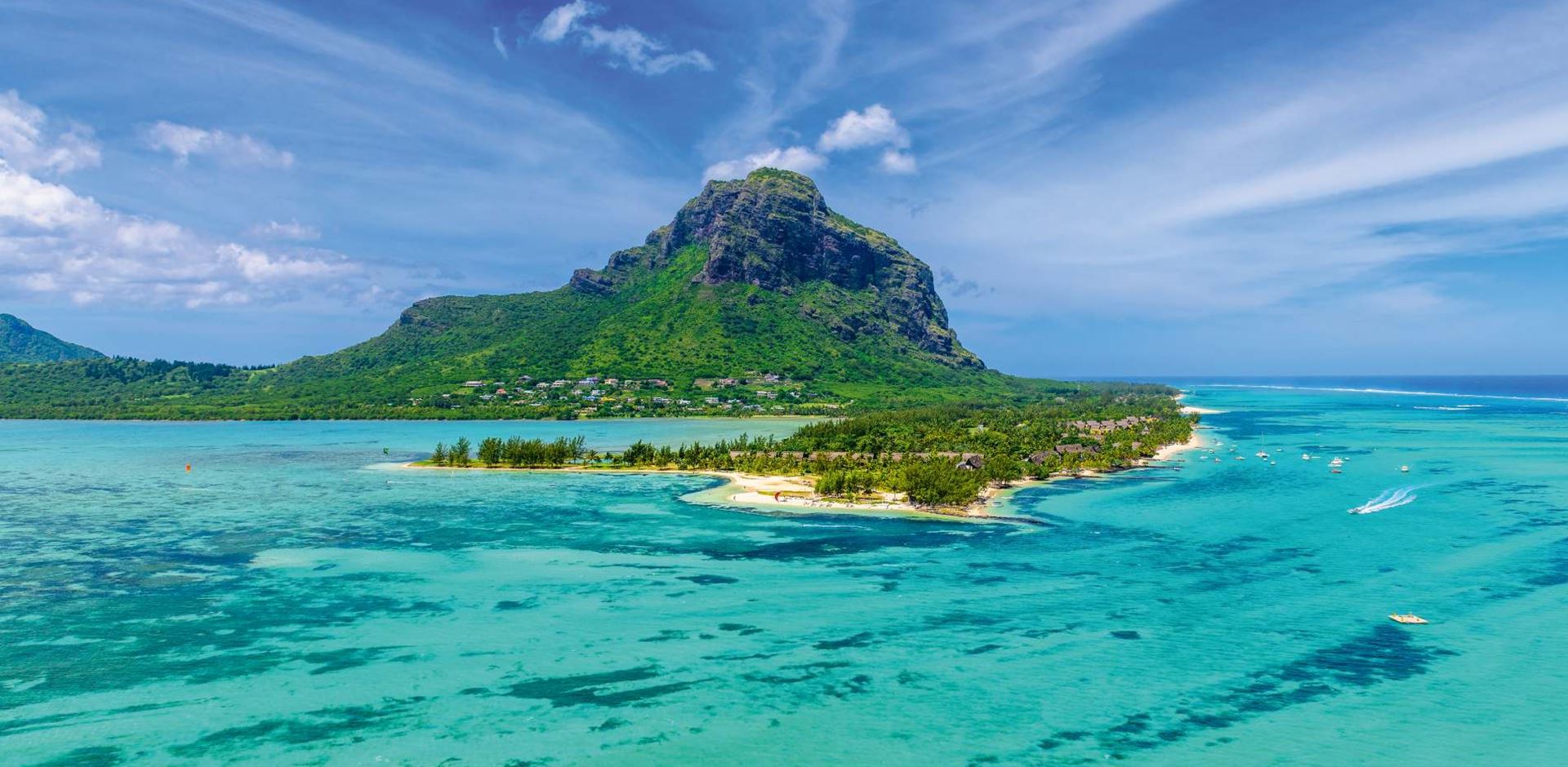 Rejser til Mauritius, Paradis Beachcomber Golf Resort & Spa, Le Morne halvøen med Paradis Beachcomber i forgrunden