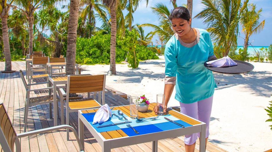 Rejser til Maldiverne, Innahura Maldives Resort, Smilende personale på Dhoni Restaurant