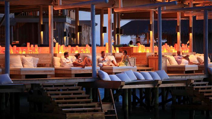 Rejser til Maldiverne, Six Senses Laamu, Chill Bar om aftenen