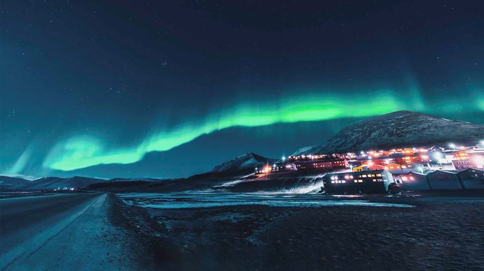 Svalbard Longyearbyen Om Natten Med Nordlys Aurora Borealis 