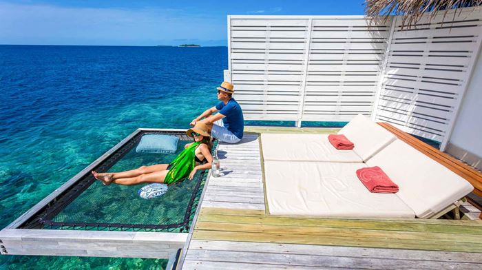 Rejser til Maldiverne, Centara Grand Island Resort & Spa, Terrasse i en deluxe overwater villa