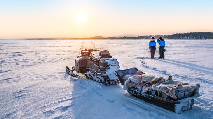 Finland Lapland Inarisøen med snescooter solnedgang