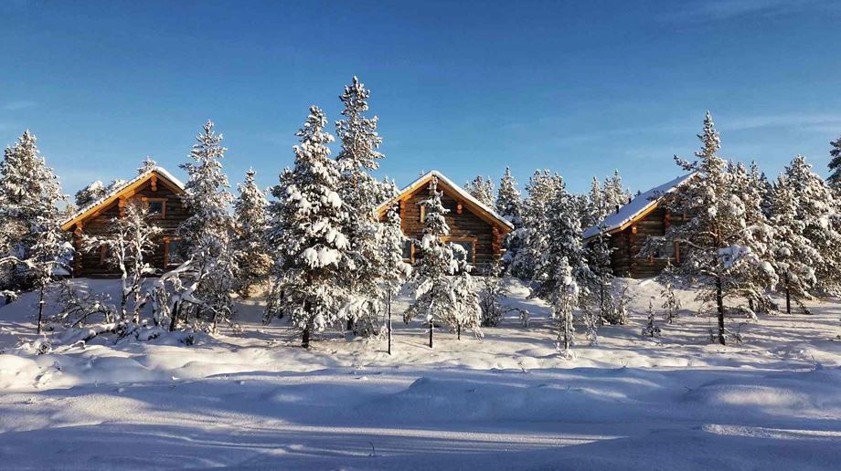 Finland Lapland Moutka Wilderness Hotel Riverside Log Cabins set udefra om vinteren