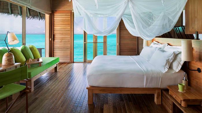 Rejser til Maldiverne, Six Senses Laamu, Soveværelse i water villa