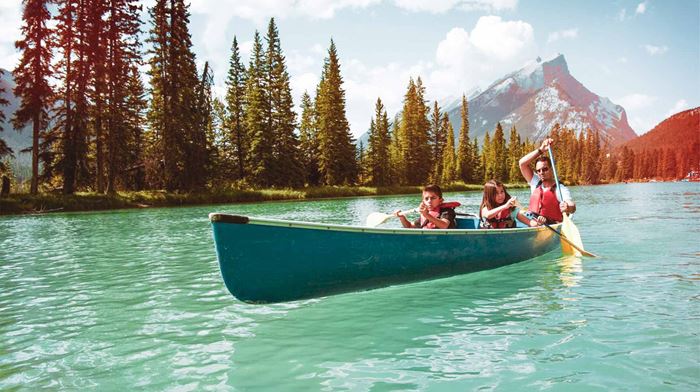 Canada udflugter kanotur far med børn sejler i kano på sø