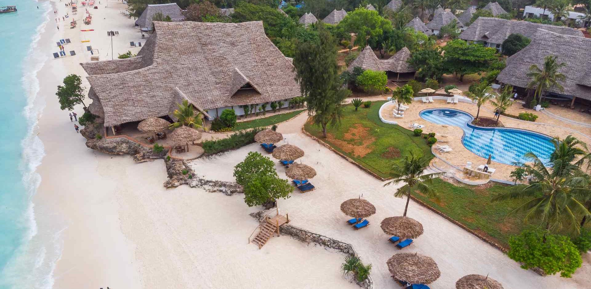 Strand, restaurant og poolområde på Sandies Baobab Beach