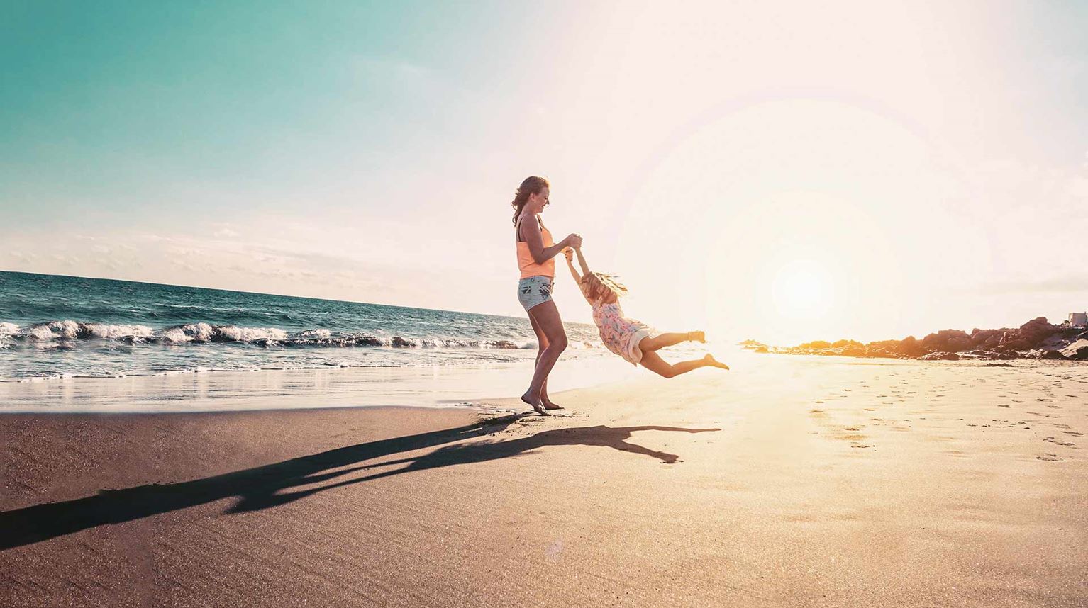 Spanien, mor og datter har det sjovt på stranden