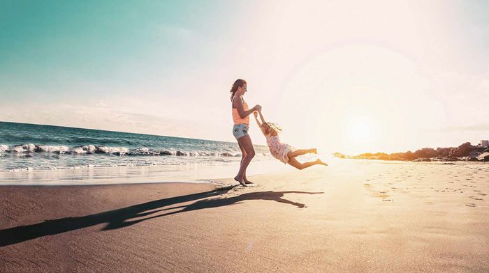 Spanien, mor og datter har det sjovt på stranden