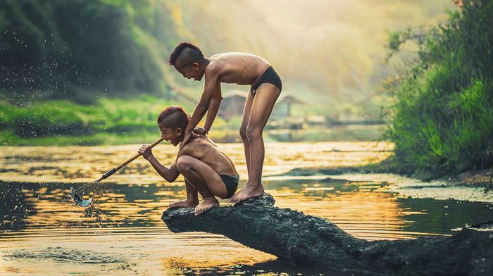 Malaysia drenge fisker i flod 
