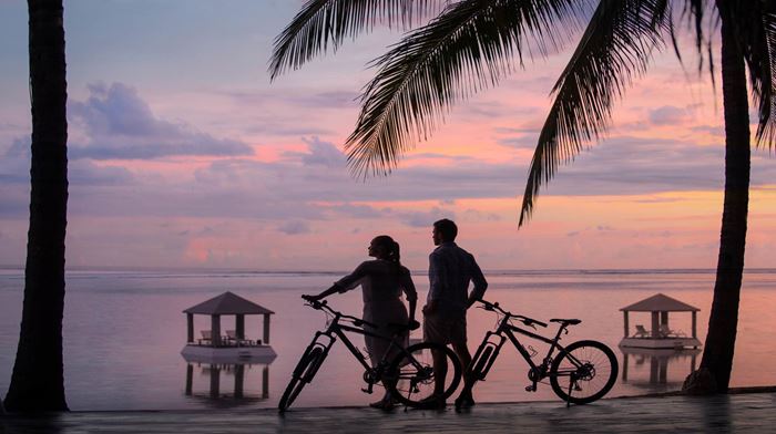 Indonesien Bali Sanur Puri Santrian, Beach Area, Strand Område, To Mennesker Nyder Udsigten Efter En Cykeltur