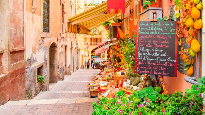 Italien, Sicilien, hyggelig gade i Taormina