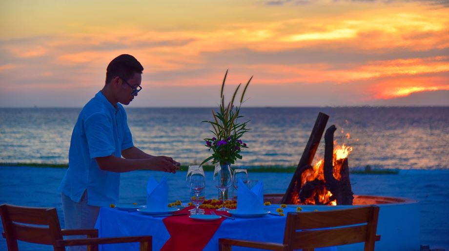 Cambodia, Koh Rong, The Royal Sands, Privat måltid på stranden med bål