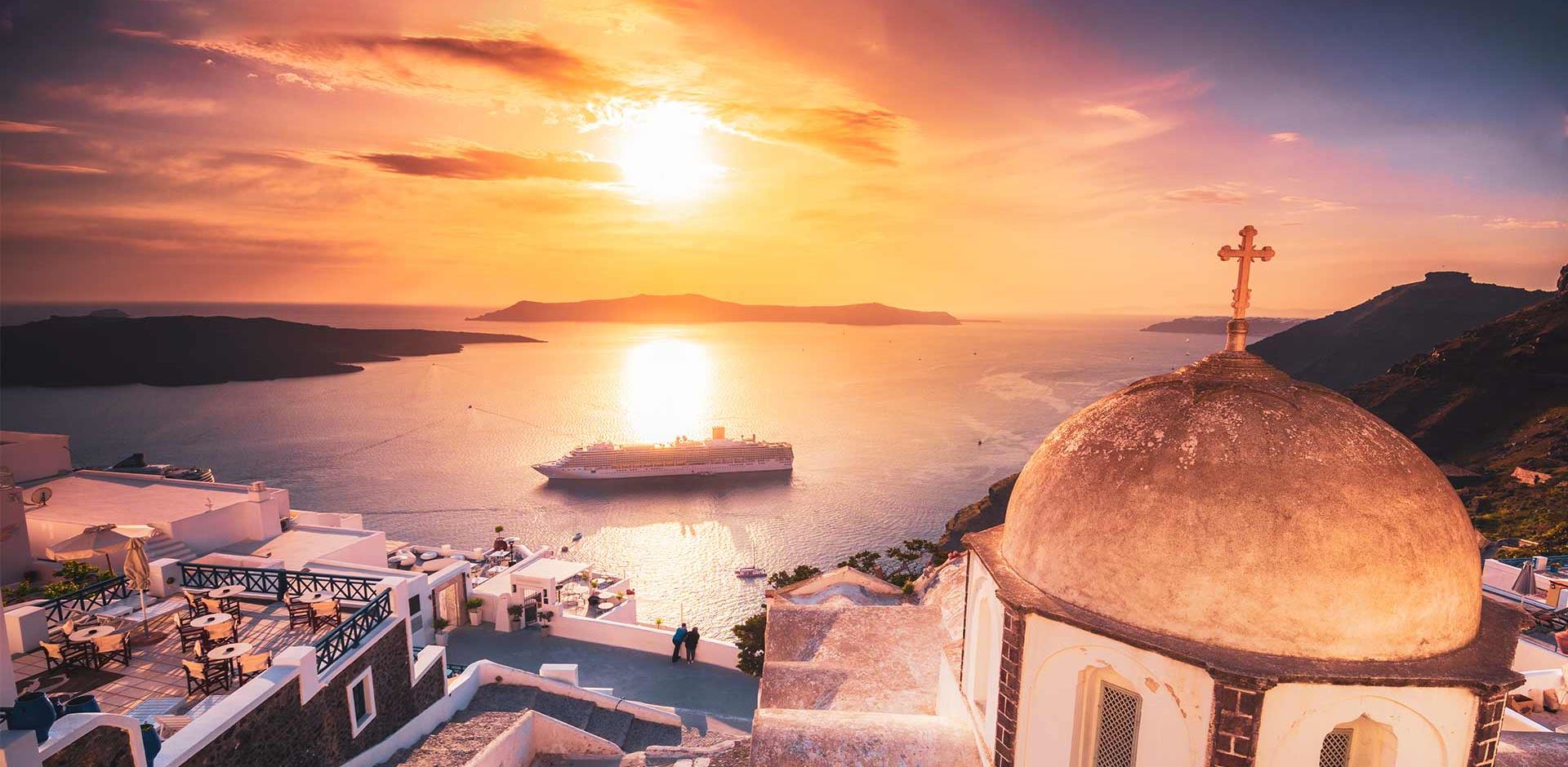 Grækenland Santorini Krydstogtskib Sejler Langs Kysten Solnedgang 