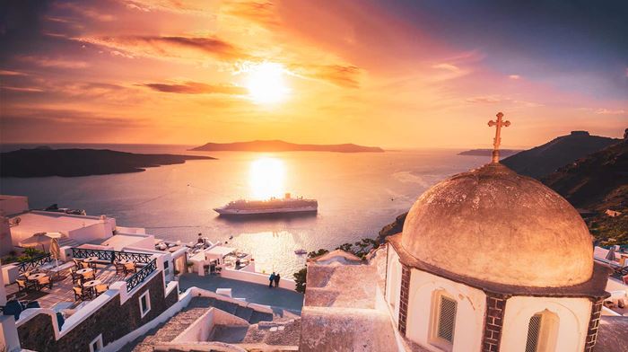 Grækenland Santorini Krydstogtskib Sejler Langs Kysten Solnedgang 