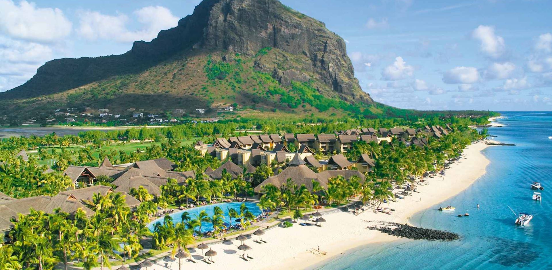 Rejser til Mauritius, Paradis Beachcomber Golf Resort & Spa, Le Morne Brabant bjerget i baggrunden