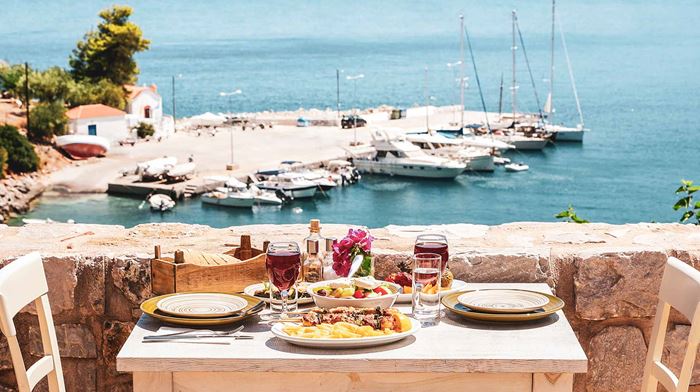 Cypern Bord med mad Souvlaki Udsigt til havet Bådhavn