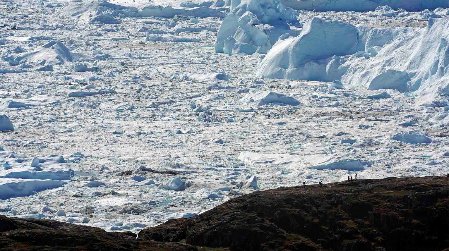 Mennesker nyder udsigten til den enorme Isfjord
