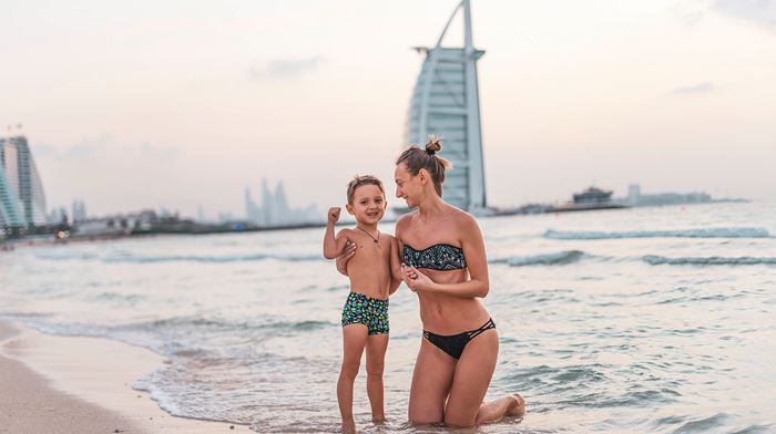 Dubai Kvinde med Barn på Strand, Burj Arab Baggrund