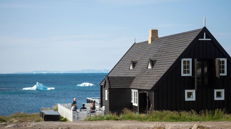 Restaurant Hans Egede i dagslys med udsigt til fjorden og isbjerge