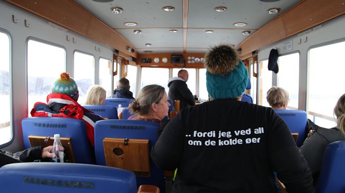 Gæster nyder Isfjordssejlads ombord på bådtypen Targa.