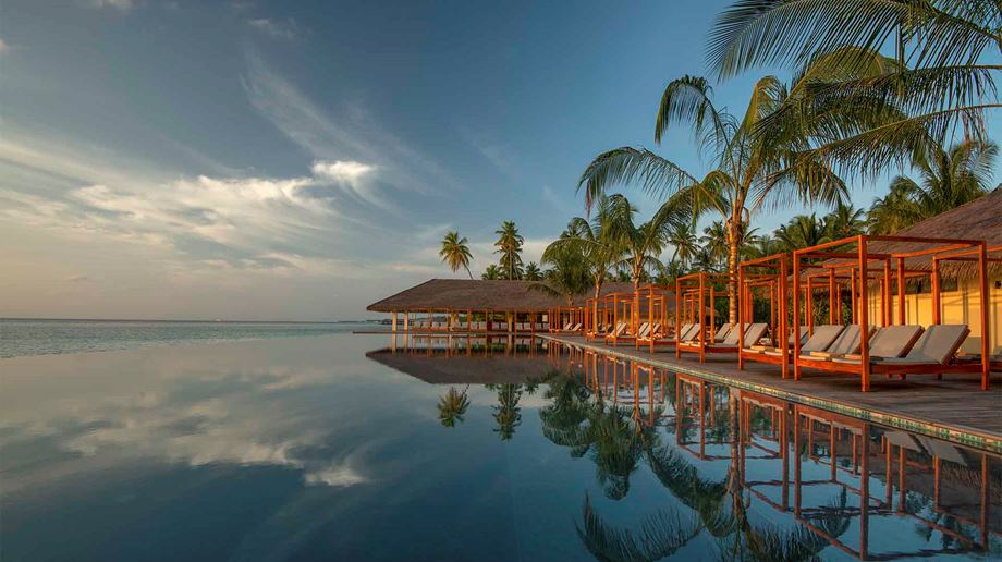 Rejser til Maldiverne, The Residence Maldives at Dhigurah, Beach Club ved infinity poolen 