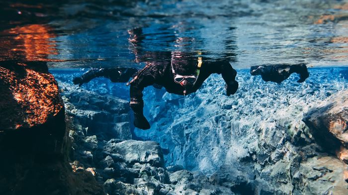 Island Tingvellir Silfra Crack Sck Dykker snorkler i vandet