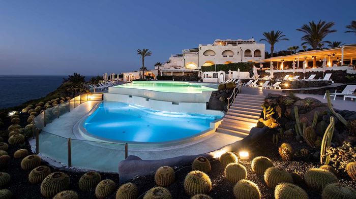 Rejser til Italien, Sicilien, Therasia Resort Sea & Spa, inifinity pool and bar