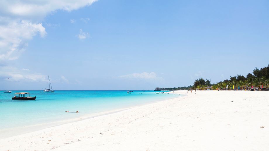 Den lange hvide strand foran Gold Zanzibar