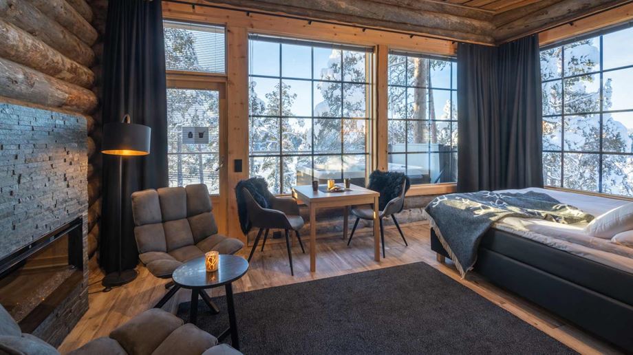 Finland Lapland Nangu Wilderness Hotel Panorama Log Cabin soveværelse med pejs