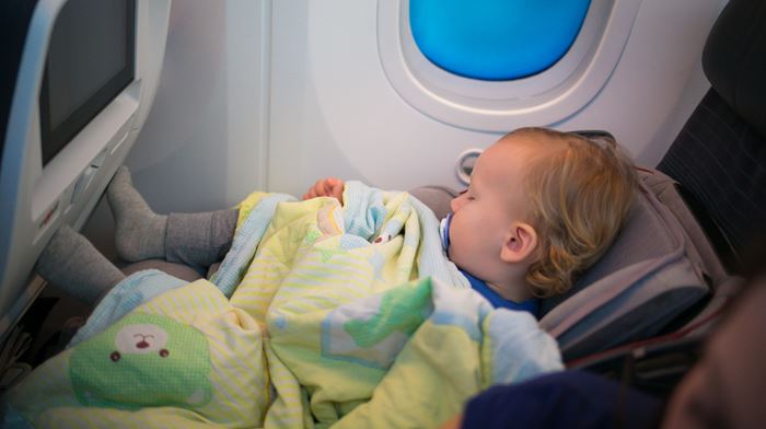 Baby i eget sæde i fly