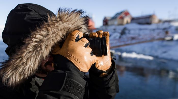 Closeup af mand der fotograferer i Grønland