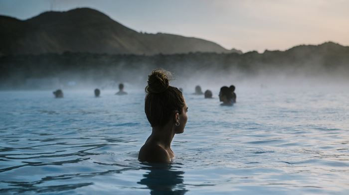 Island Sydisland Reykjavik Udflugt kvinde svømmer i den Blå Lagune