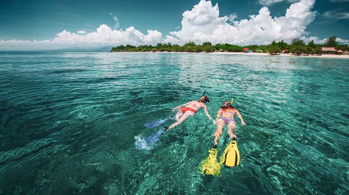 Indonesien, Bali, Gili Trawangan, To Personer Snorkler I Det Klare Vand