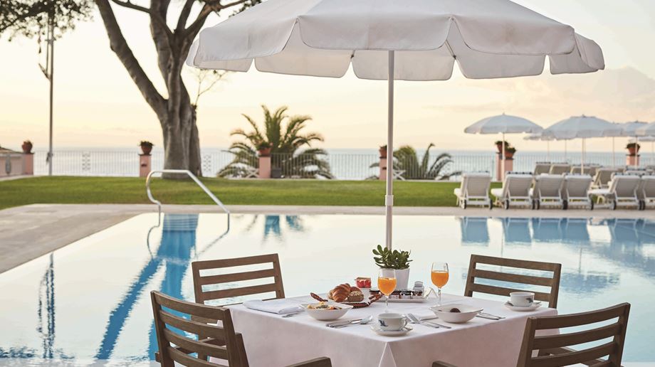portugal-madeira-reid's-palace-belmond-hotel-pool-restaurant