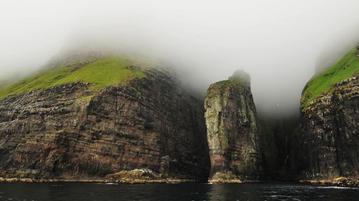 Færøerne,Vestmanna, Fuglefjelde, Klipper, Vand, Tunge Skyer