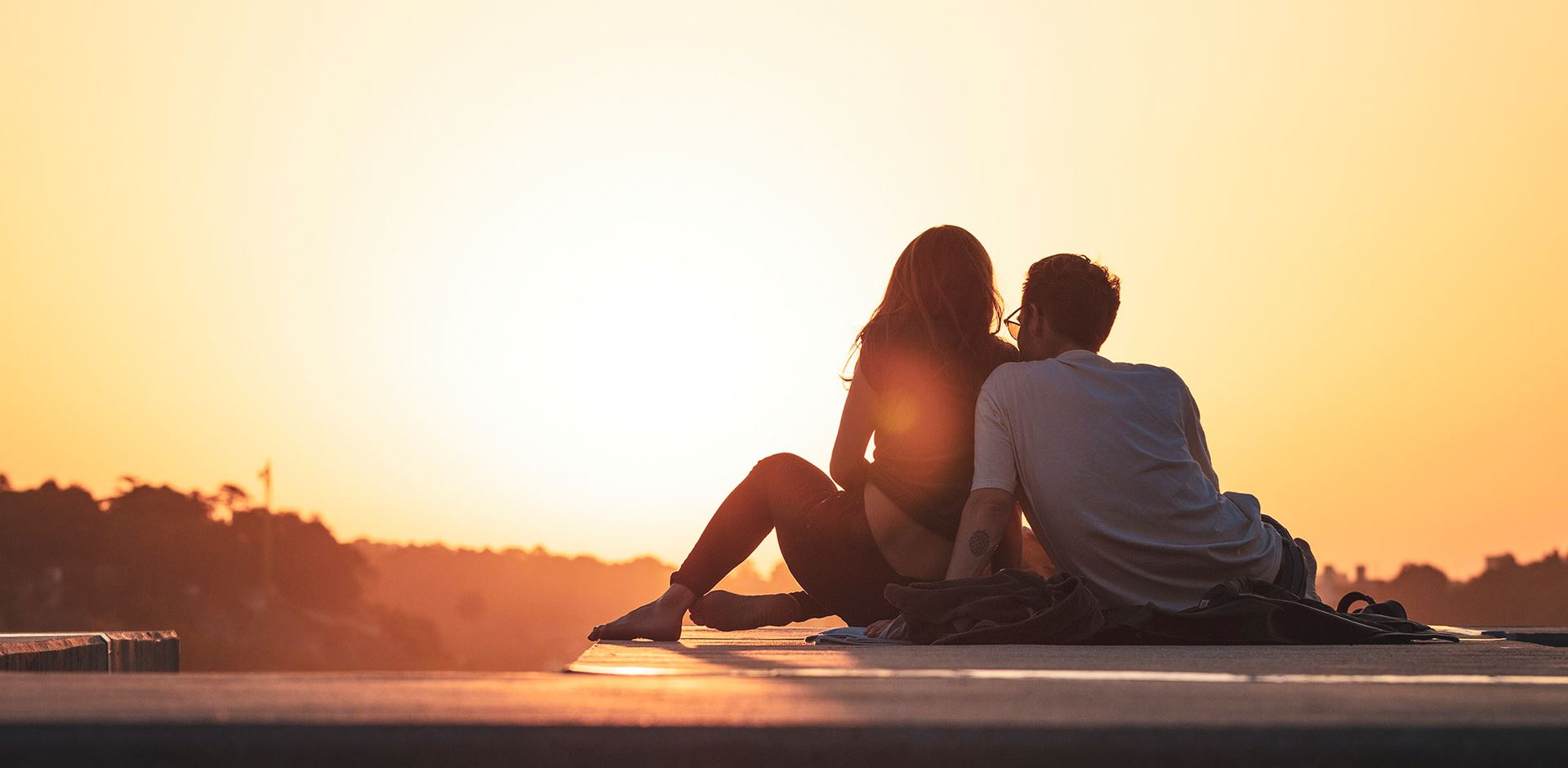 Par sidder og kigger på solnedgang khamkeo vilaysing