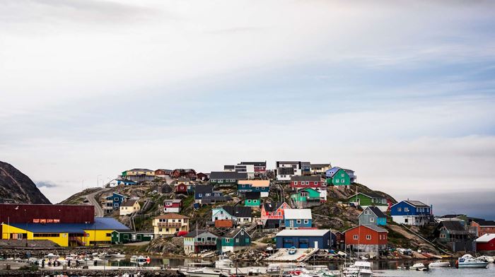 Byen Maniitsoq ligger på en bakketop med farverige huse