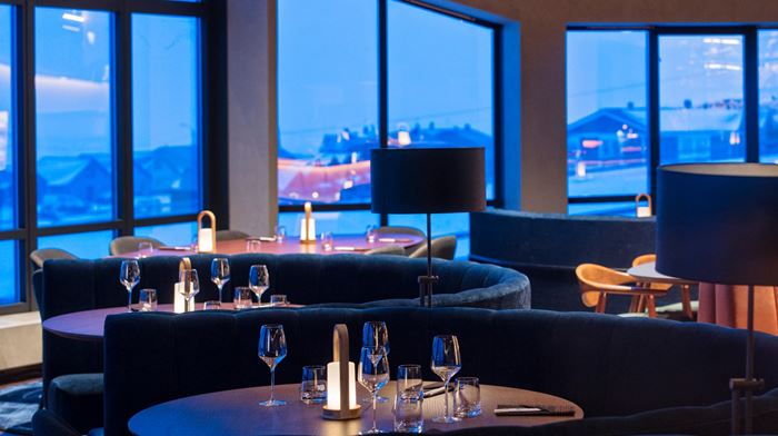 Restaurant Nansen på Radisson Blu Polar Hotel med runde sofaer i mørkt stof