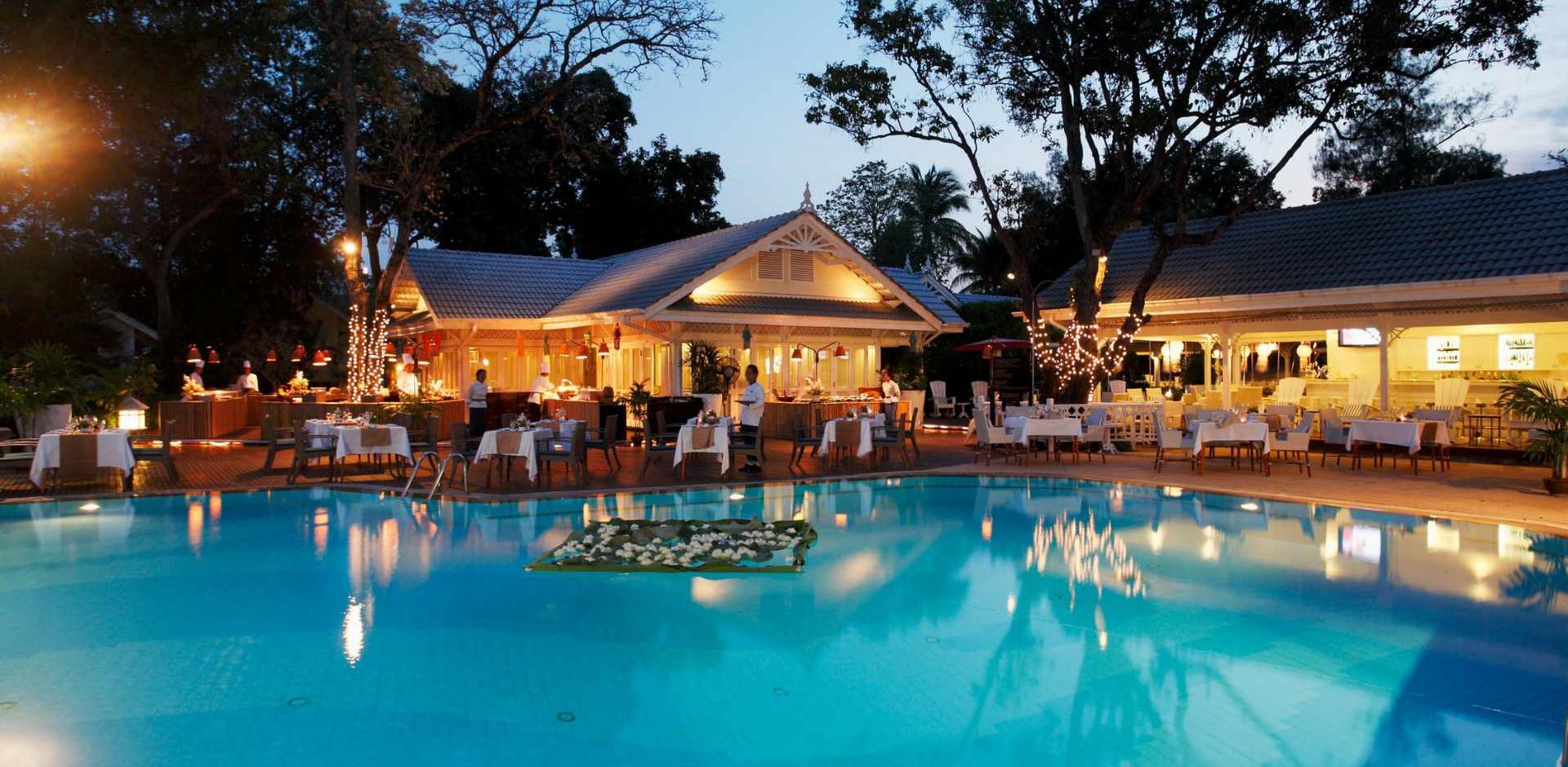Thailand, Hua Hin, Centara Grand Beach Resort & Villas, Restaurant Evening