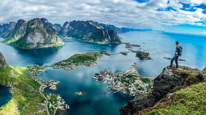 Norge Lofoten Mand Står På Toppen Af Fjeldet