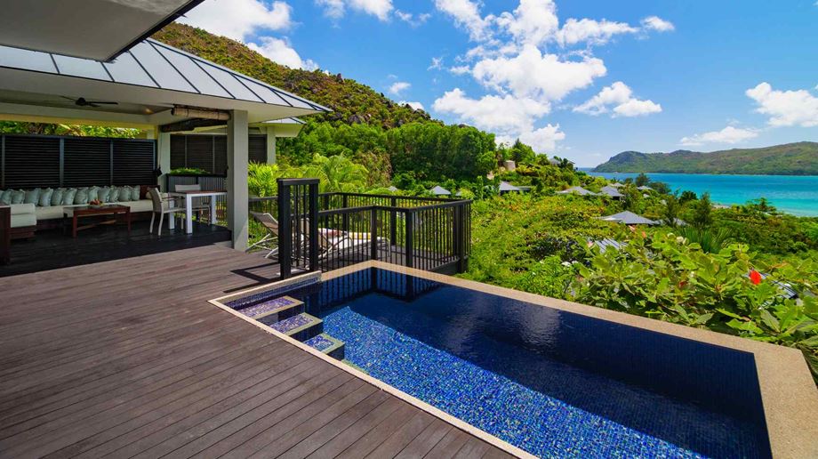 Pool og terrasse i ocean view pool villa