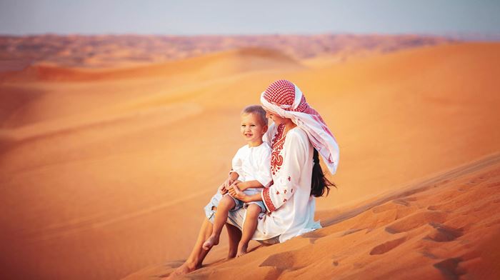 Dubai Kvinde Sidder med Barn på Skødet Ørken, Beduinbeklædning