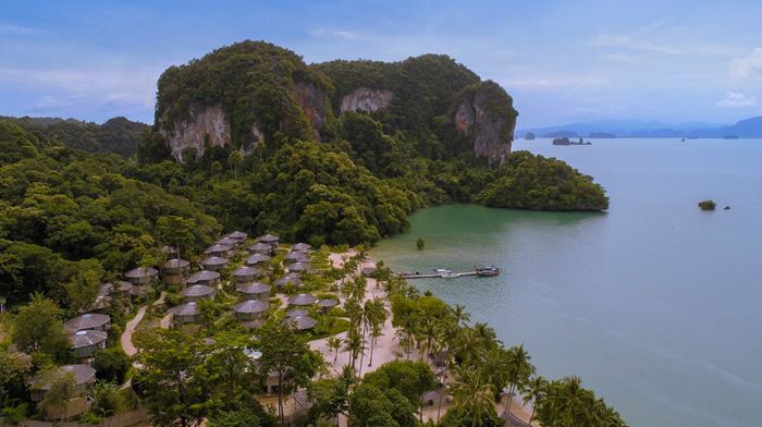 TreeHouse Villas ligger helt ud til stranden i Thailand