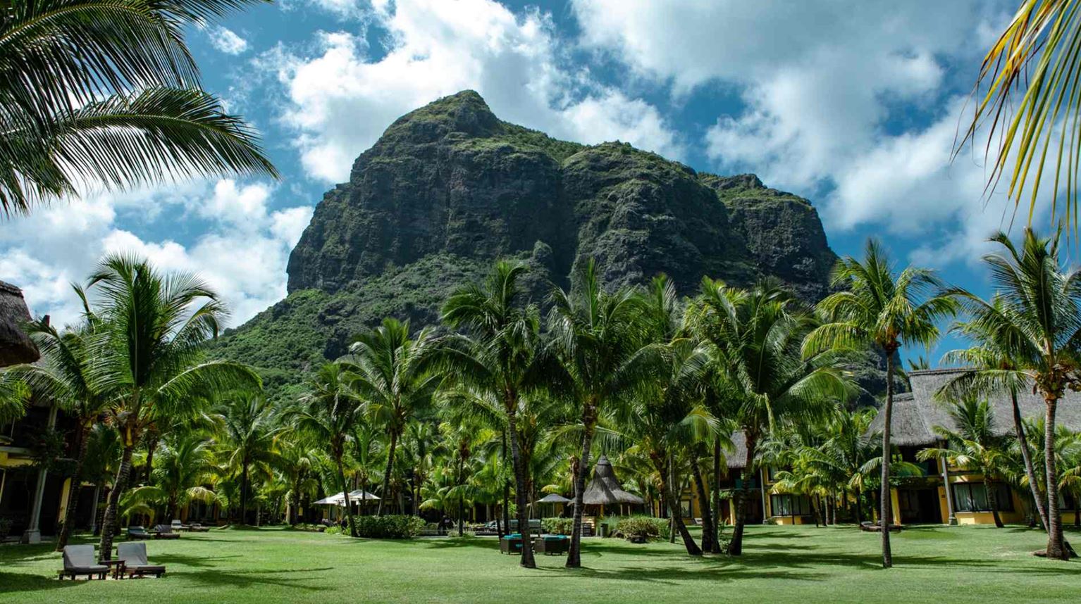 Rejser til Mauritius, Dinarobin Beachcomber Golf Resort & Spa, Le Morne Brabant bjerget bag Dinarobin Beachcomber er erklæret UNESCO verdensarv