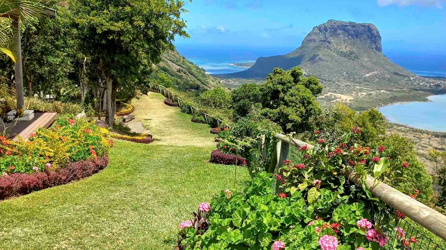 Rejser til Mauritius, Chalets Chamarel, Haven med udsigt til Le Morne halvøen
