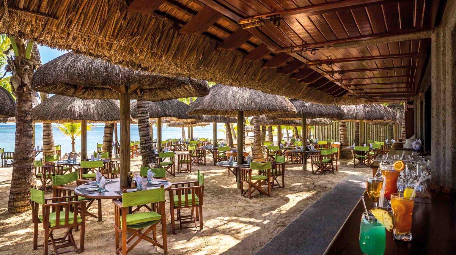 Rejser til Mauritius, Dinarobin Beachcomber Golf Resort & Spa, Spis med fødderne i sandet på La Plage