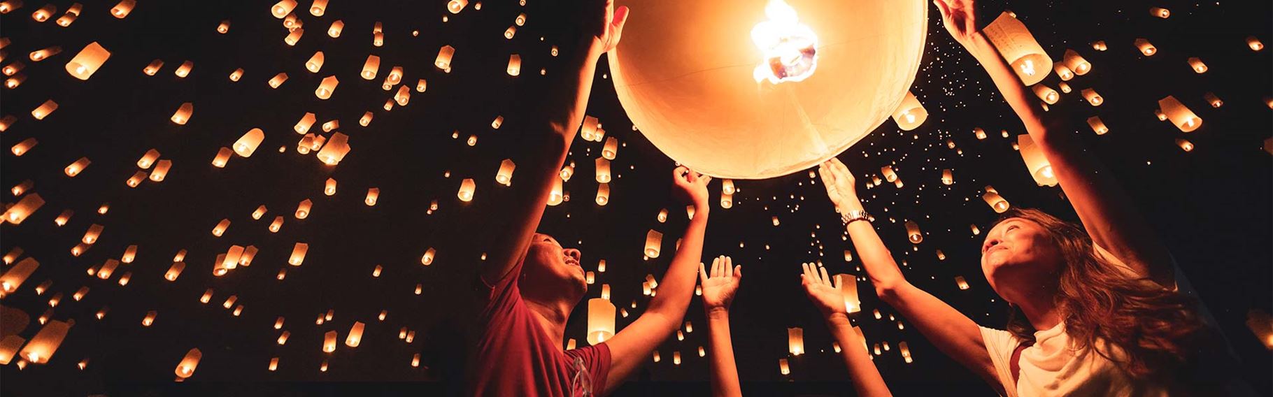 Opsendelse af lanterner i forbindelse med Mai Yi Peng Festival