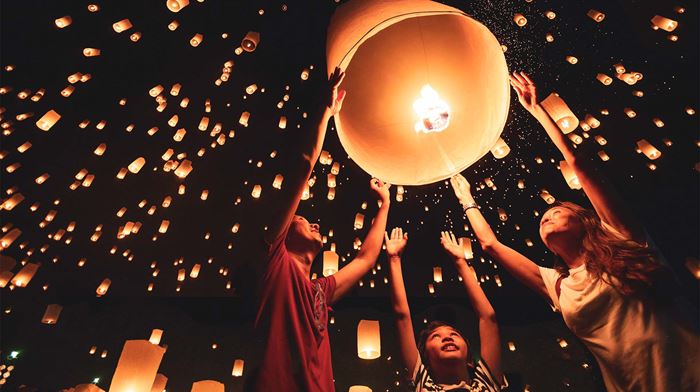 Opsendelse af lanterner i forbindelse med Mai Yi Peng Festival